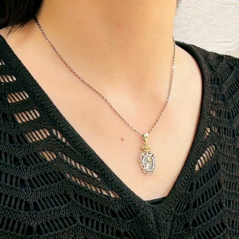 月見ねこ　三日月　肉球　王冠　シルバーペンダント